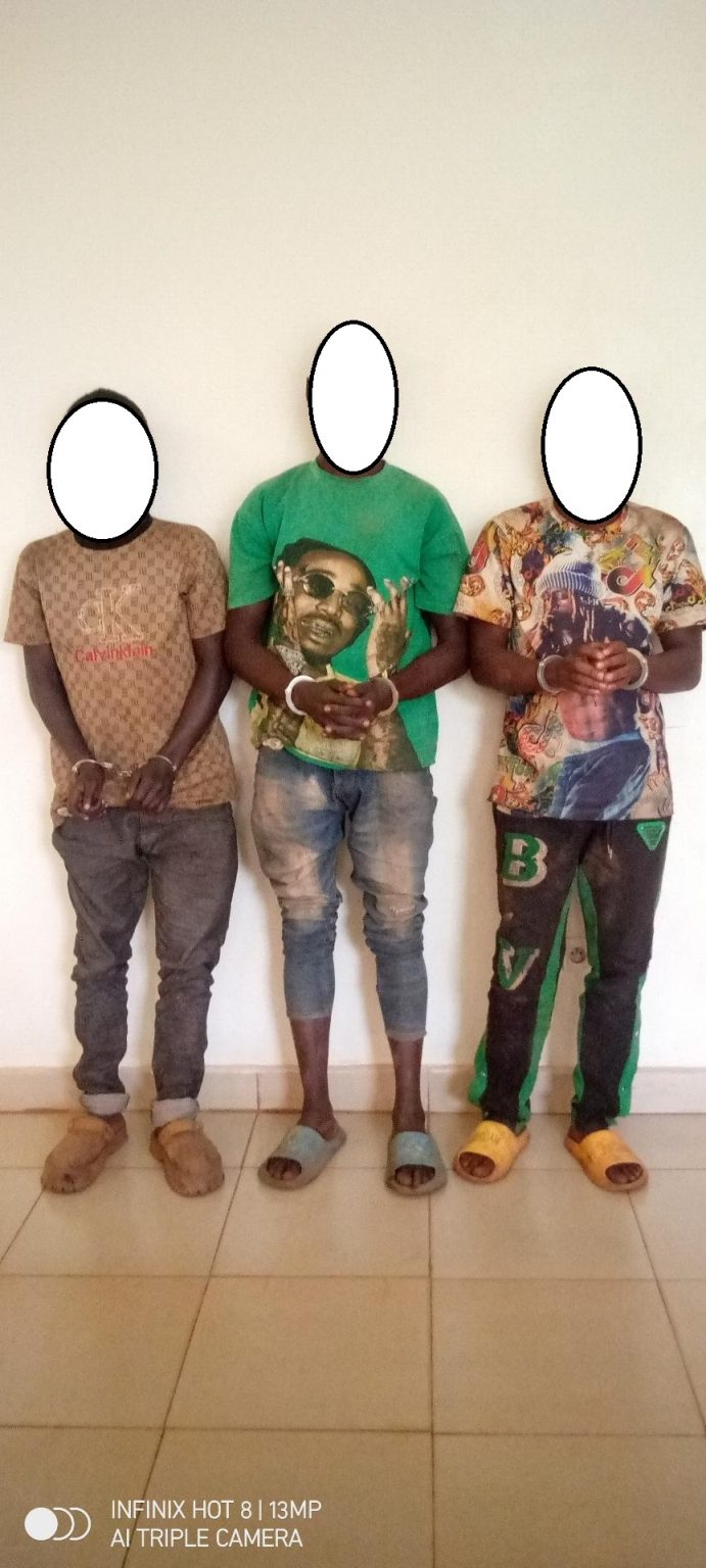 Abagabo Batatu bafashwe bakekwaho guteka kanyanga