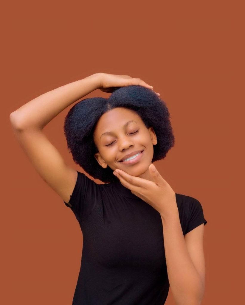 DIVINE MUNTU YASHYIZE HANZE AMASHUSHO Y’INDIRIMBO YE NSHYA