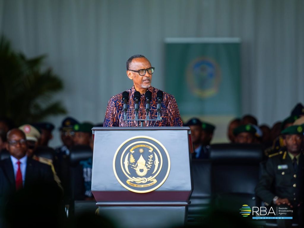 Perezida Kagame yasabye ba Ofisiye Bakuru barangije amasomo kurangwa n’ubutwari, ubushishozi n’intego ihamye