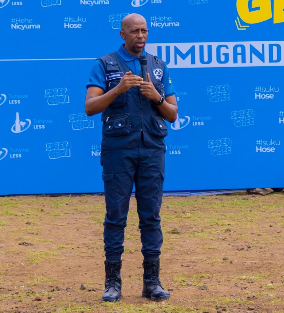 Ntabwo imbuga nkoranyambaga zakorewe kujya kuvuga ibibazo byawe bwite- Dr. Murangira